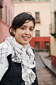 Mexico, Guanajuato State, Guanajuato, Portrait of young woman in old Spanish town