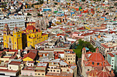 Blick auf bunte Gebäude im Stadtzentrum; Guanajuato, Guanajuato, Mexiko