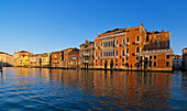 Gebäude entlang des Kanals; Venedig, Italien