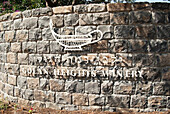Blick auf das Schild der Golan Heights Winery an der Außenwand; Katzrin, Jordon Valley, Israel