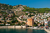 Alanya Burg mit rotem Turm, alte Mauer und Stadt; Alanya, Provinz Antalya, Türkei