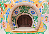 Ticketbox mit Mosaik aus bunten Keramikfliesen; Barcelona, Katalonien, Spanien