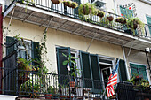 Wohngebäude mit Balkonen und amerikanischer Flagge; Louisiana, New Orleans, USA