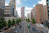 Japan, Tokio, Verkehr auf der Straße in einem belebten Stadtgebiet