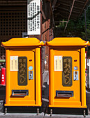 Japan, Kyoto, Zwei leuchtend gelbe Verkaufsautomaten nebeneinander in der Teapot Lane