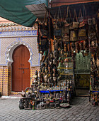 Waren zum Verkauf in einem Marktstand neben dem Hauseingang; Medina, Marrakesch, Marokko
