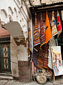 Bunte Stoffe und Teppiche zum Verkauf; Medina, Marrakech, Marokko