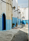 Blau und weiß gestrichene Gebäude in der Altstadt; Rabat, Marokko