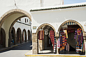 Marokko, Casablanca, Bunte Waren hängen zum Verkauf im Quartier Habbous