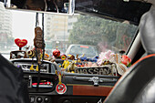 Marokko, Casablanca, Taxi mit einem Armaturenbrett, das mit verschiedenen Schmuckstücken gefüllt ist