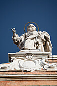 Italien, Emilia-Romagna, Bologna, Blick von unten auf eine Steinstatue vor blauem Himmel