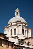 Gewölbter Kirchturm vor tiefblauem Himmel; Ferrara, Emilia-Romagna, Italien