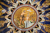 Italien, Emilia-Romagna, Ravenna, Mosaik der Taufe Christi im Fluss Jordan