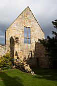 UK, England, Northumberland, Alnwick, Hume Park, Stone wall of ruined house