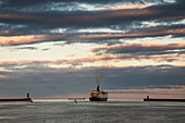 UK, England, Tyne and Wear, South Shields, Schiff läuft bei Sonnenuntergang in den Hafen ein