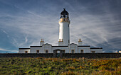 Weißer Leuchtturm an der Küste; Dumfries and Galloway, Schottland, UK
