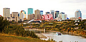 Edmonton Skyline über den North Saskatchewan Fluss mit Blick nach Westen; Edmonton, Alberta, Kanada