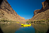 Flößer genießen den sonnigen Tag auf dem Colorado River; Arizona, USA