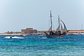 Großes Schiff im Hafen und ein Fahrer auf einem Wassermotorrad; Paphos, Zypern