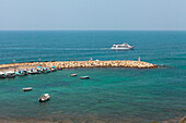 Zypern, Agios Georgios, Boote im Hafen und Segelyacht