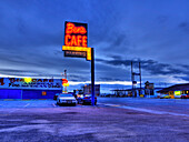Vereinigte Staaten von Amerika, Neonschild und Parkplatz für Ben's Cafe; Utah