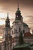Tschechische Republik, Architektur und Statue bei Sonnenuntergang; Prag