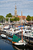 Niederlande, Seeland, Boote im Hafen; Veere