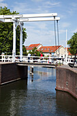 Niederlande, Seeland, Menschen überqueren Durchgang über Wasser im Hafen; geht