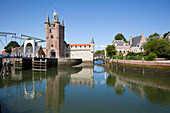 Niederlande, Seeland, Gebäude entlang eines Hafens; Zierikzee