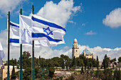 Israel, Blick auf israelische Flaggen und Apostelkirche auf dem Berg Zion; Jerusalem