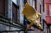 Vereinigtes Königreich, Schottland, Statue eines jagenden goldenen Falken; Edinburgh