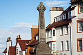 Vereinigtes Königreich, Schottland, Keltisches Kreuz dominiert in Wohnviertel; Edinburgh