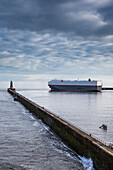 Ein Schiff und Wellenbrecher auf dem Fluss Tyne; North Shields, Tyne And Wear, England