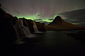 Nordlicht oder Aurora Borealis über Kirkjufell in der Stadt Grundarfjorthur, Snaefellsness Halbinsel; Grundarfjorthur, Snaefellsness, Island