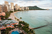 Blick auf die Küste und den Waikiki Beach; Waikiki, Oahu, Hawaii, Vereinigte Staaten Von Amerika