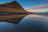 Kirkjufell spiegelt sich bei Sonnenaufgang in einem Gezeitentümpel; Snaefellsnes Halbinsel, Island