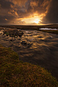 Sonnenaufgang über einem fließenden Bach; Snaefellsnes Halbinsel, Island
