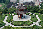 Hochformatige Ansicht von Menschen, die unter einer Pagode sitzen; Xi'an, Shaanxi, China