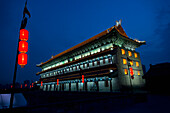 Ein nachts beleuchtetes Gebäude entlang der alten Stadtmauer von Lianhu; Xi'an, Shaanxi, China