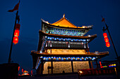 Ein beleuchtetes Gebäude bei Nacht entlang der alten Stadtmauer von Lianhu; Xi'an, Shaanxi, China