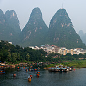 Boote entlang des Li-Flusses und spitze Berge; Guilin, Guangxi, China
