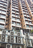 Mehrstöckiger Wohnblock in der Nähe des Bowrington Road Market mit vielen Klimaanlagen; Hongkong, China