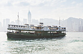 Eine Sternfähre überquert den Victoria Harbour; Hongkong, China