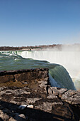 Niagara Falls And Gorge With Mist And Blue Sky; Niagara Falls, New York, Vereinigte Staaten Von Amerika