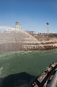 Ein Regenbogen über den Niagarafällen und der Schlucht mit Nebel und blauem Himmel; Niagara Falls, New York, Vereinigte Staaten Von Amerika