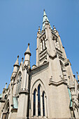 Niedriger Winkel der St. James Kathedrale mit blauem Himmel; Toronto, Ontario, Kanada
