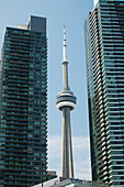Cn Tower eingerahmt zwischen zwei Wolkenkratzern und blauem Himmel; Toronto, Ontario, Kanada