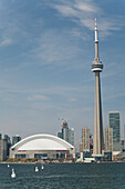 Der Skydome und Cn Tower vom Ontariosee aus mit blauem Himmel und Wolken; Toronto, Ontario, Kanada