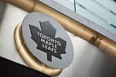 Nahaufnahme des Toronto Maple Leafs Logo mit Lichtern; Toronto, Ontario, Kanada