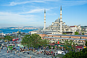 Blick auf die Neue Moschee und den Bosporus; Istanbul, Türkei